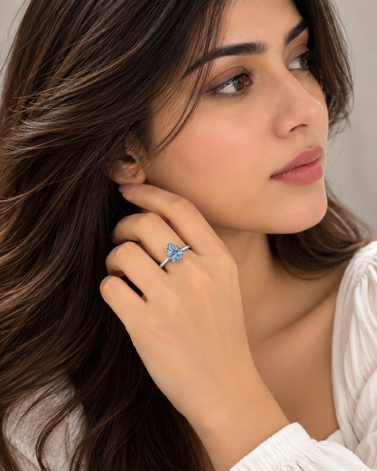 1.16 ct Pear sapphire – lifestyle