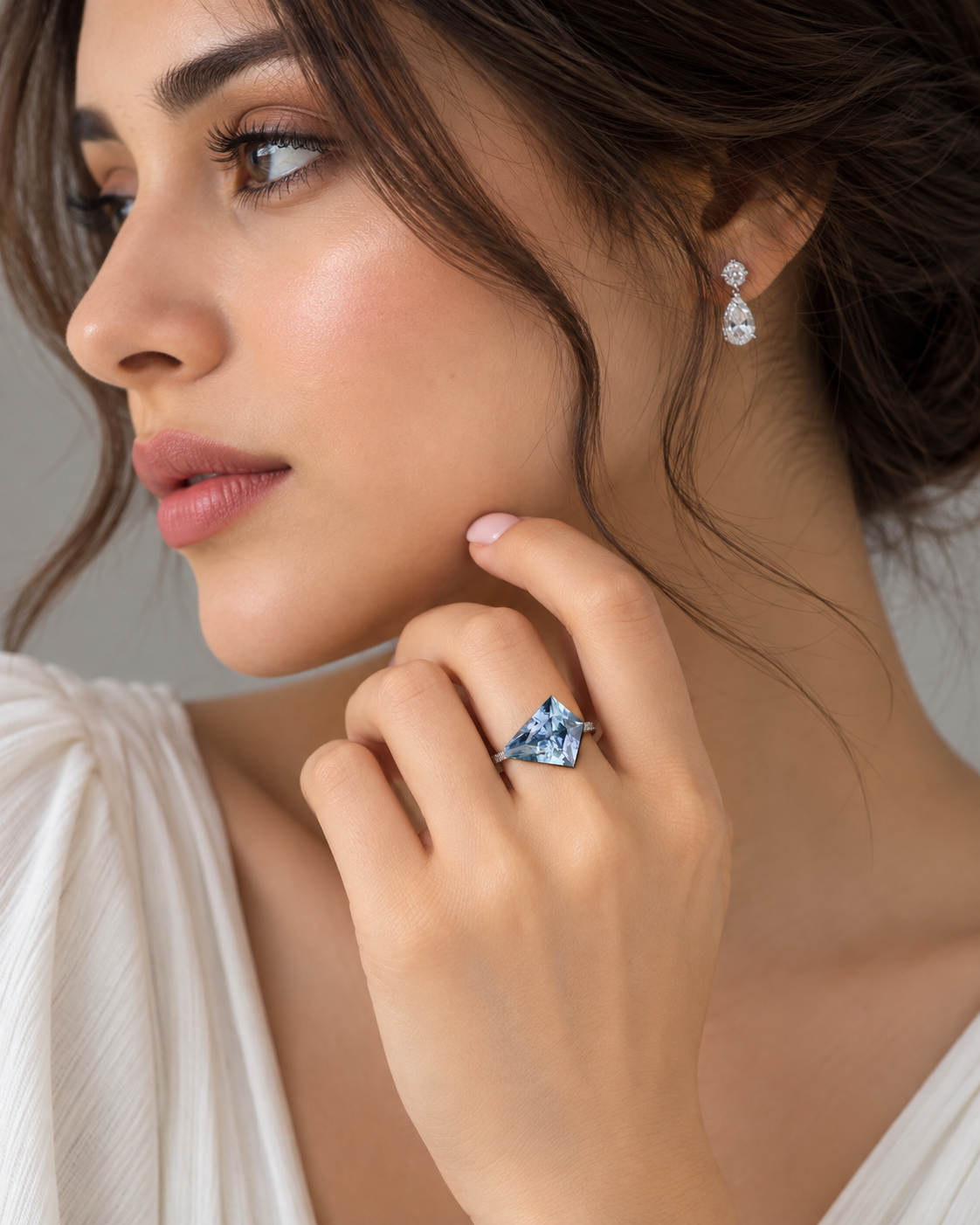 1.00 ct Kite sapphire – lifestyle
