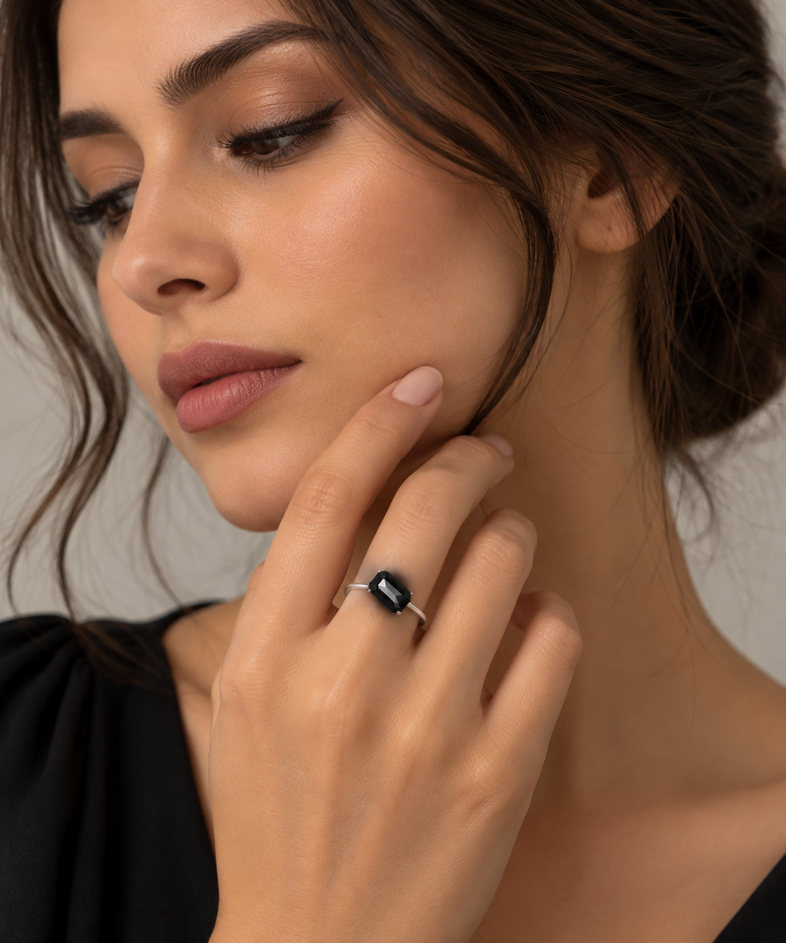 0.31 ct Emerald natural diamond – lifestyle