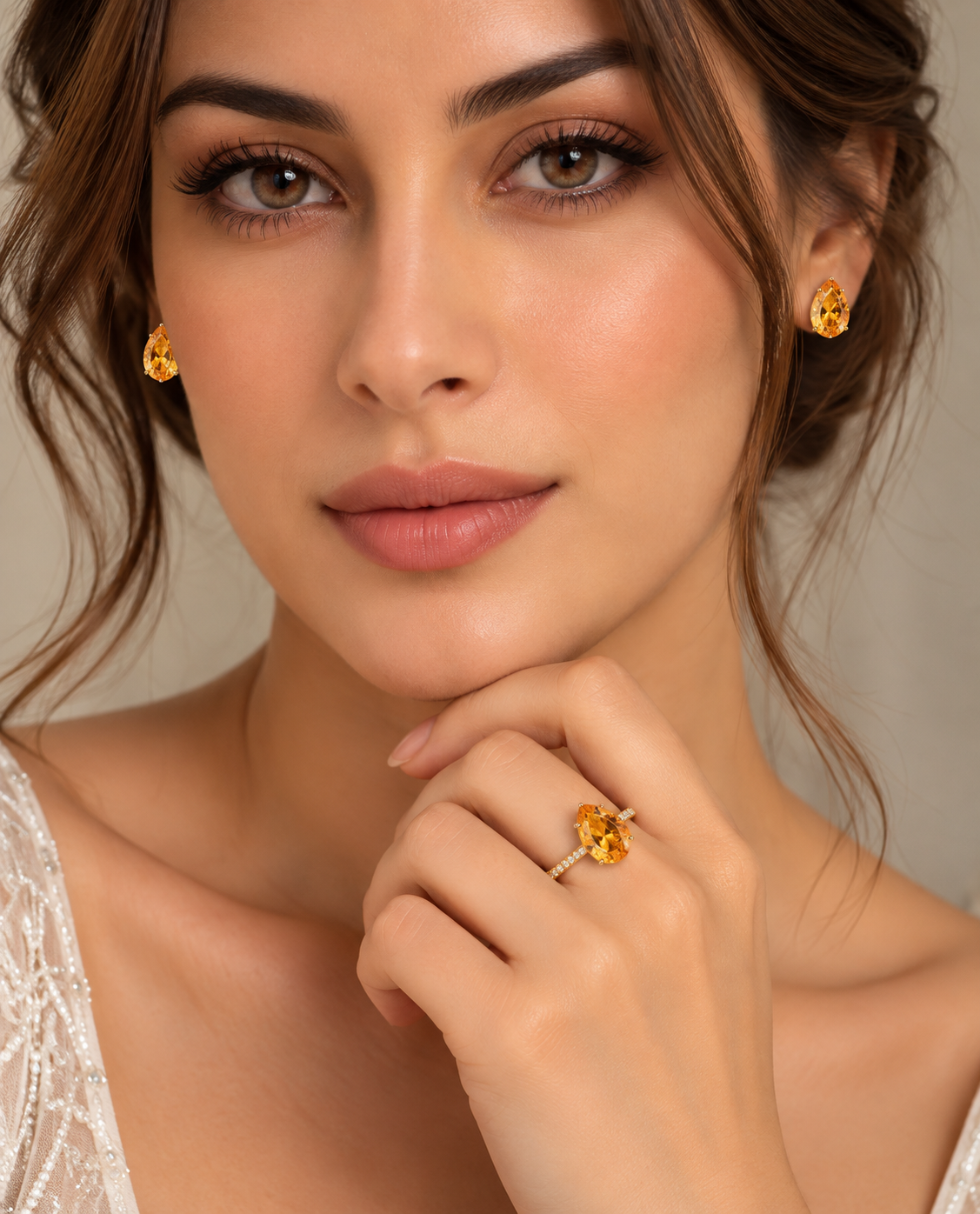 1.02 ct Pear sapphire – lifestyle